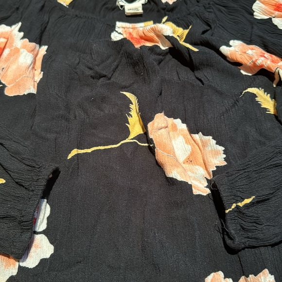 Billabong 100% rayon black and floral flowy tee size small - Picture 3 of 4